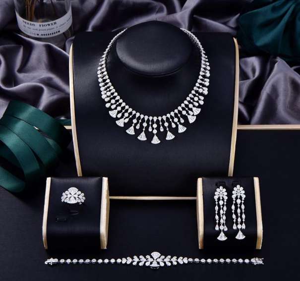 Charming 925 Sterling Silver wedding Jewellery Set, with Radiant Simulated Diamonds