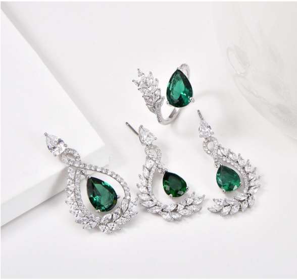 Glamorous 925 Sterling Silver Pendant Set with Sparkling Cubic Zircons, Designed for Women Who Appreciate Subtle Elegance and Shine.