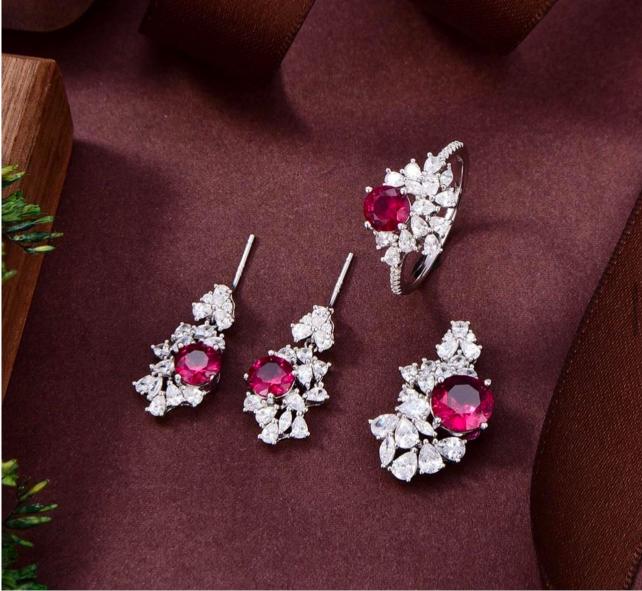 Exquisite 925 Sterling Silver Pendant Set with Radiant Simulated Diamonds, Perfectly Designed to Add a Touch of Timeless Beauty.